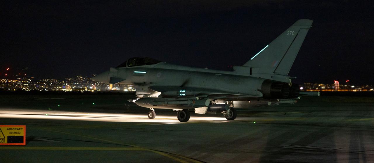 Ein von der Royal Air Force zur Verfügung gestelltes Foto zeigt ein "Typhoon"-Flugzeug, das sich auf den Start auf einem Stützpunkt an einem unbekannten Ort im Nahen Osten vorbereitet. | EPA Ein von der Royal Air Force zur Verfügung gestelltes Foto zeigt ein "Typhoon"-Flugzeug, das sich auf den Start auf einem Stützpunkt an einem unbekannten Ort im Nahen Osten vorbereitet.