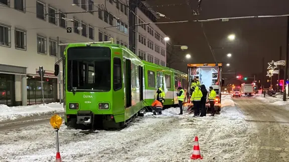 Eine Stadtbahn ist in Hannover im Schnee stecken geblieben.