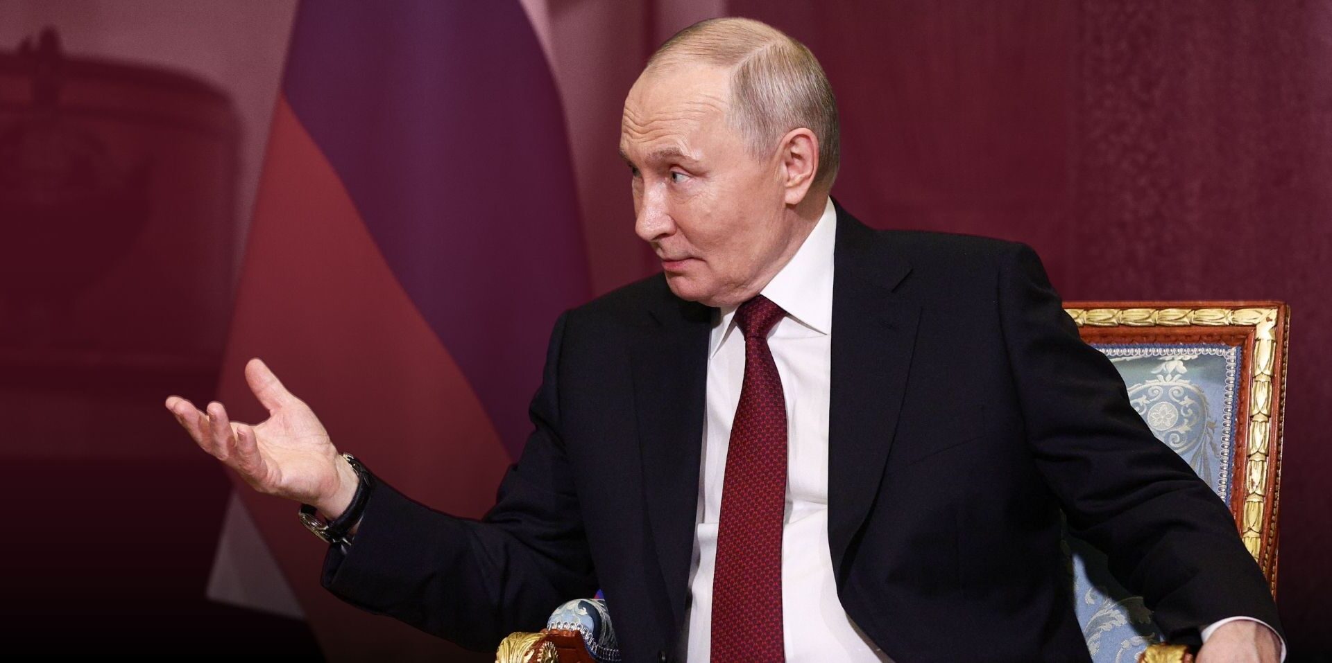 Der russische Präsident Wladimir Putin spricht während eines Treffens mit dem armenischen Premierminister Nikol Paschinjan im Staatlichen Eremitage-Museum in St. Petersburg