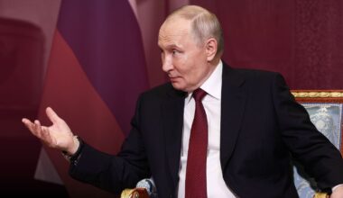 Der russische Präsident Wladimir Putin spricht während eines Treffens mit dem armenischen Premierminister Nikol Paschinjan im Staatlichen Eremitage-Museum in St. Petersburg