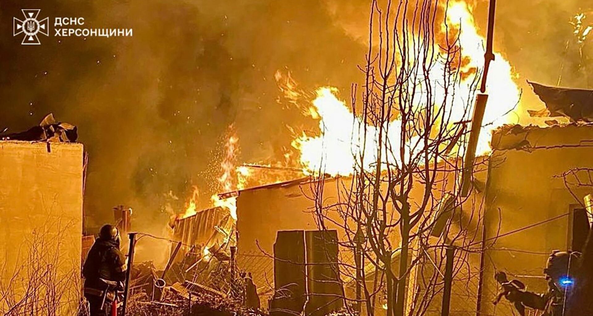 Auf diesem vom ukrainischen Katastrophenschutz zur Verfügung gestellten Foto löschen Feuerwehrleute das Feuer in einem Privathaus nach einem Angriff mit russischen Lenkbomben in Cherson.