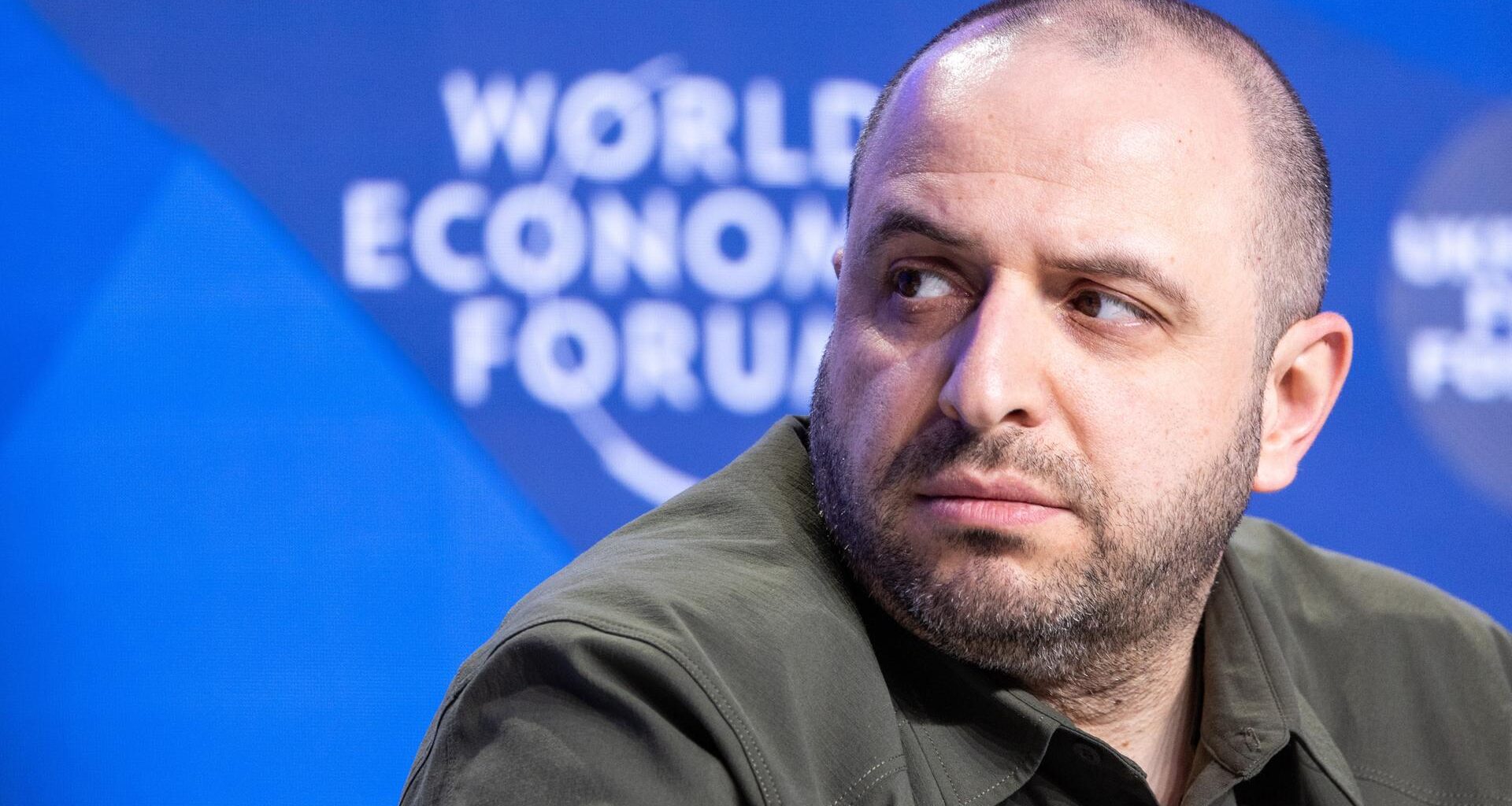 Rustem Umjerow sitzt an einem Tisch einer Pressekonferenz und blickt nach rechts.