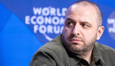 Rustem Umjerow sitzt an einem Tisch einer Pressekonferenz und blickt nach rechts.