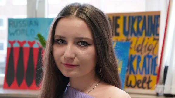 Daryna Hil - 22-jährige Studentin, ist vor dem Krieg in der Ukraine geflohen, lebt seit 3 Jahren in Kiel und engagiert sich hier im Deutsch-Ukrainischen Verein in Schleswig Holstein Rozmova e.V. | NDR, Natalie Beck Eine Frau blickt frontal in die Kamera