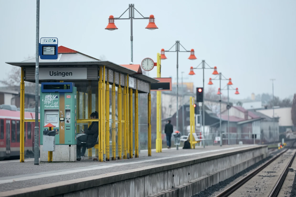 Umrüstung: Die Bahnsteige der Taunusbahn, zum Beispiel der in Usingen, sollen in der zweiten Jahreshälfte Anzeigetafeln mit moderner Technik bekommen.