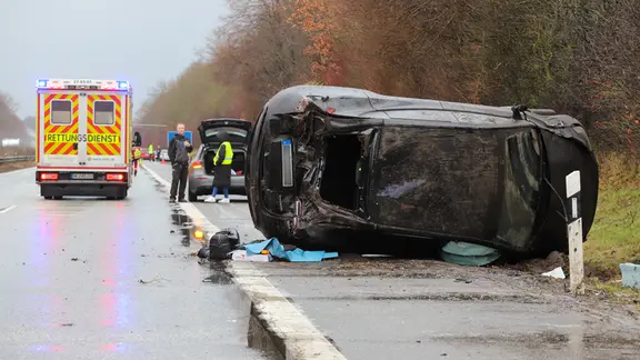 Ein Pkw liegt nach einem Glätteunfall auf der Seite