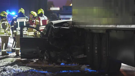 Tödlicher Unfall auf der A1 bei Großenkneten-Ahlhorn. Ein Auto ist völlig zerstört.