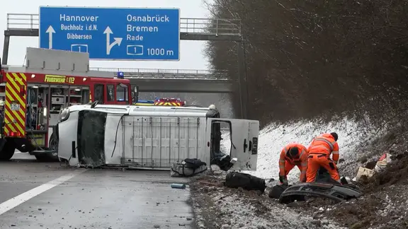 Nach einem Unfall auf der A261 im Landkreis Harburg liegt ein beschädigtes Fahrzeug auf der Fahrbahn. | NEWS5 Nach einem Unfall auf der A261 im Landkreis Harburg liegt ein beschädigtes Fahrzeug auf der Fahrbahn.