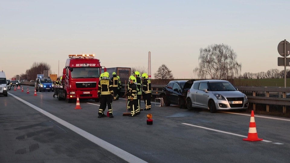 Neun Fahrzeuge in Auffahrunfälle verwickelt
