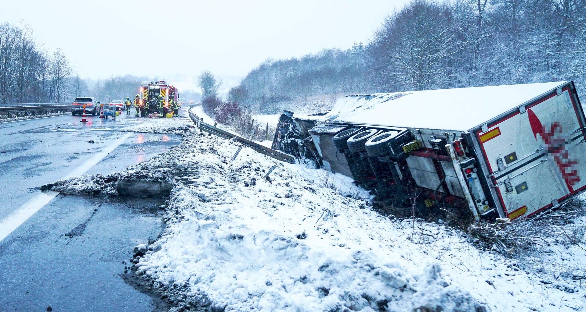 Wintereinbruch: Schnee und Glätte sorgen für Unfälle und Einschränkungen in Hessen