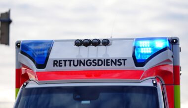 Rettungswagen mit Blaulicht.