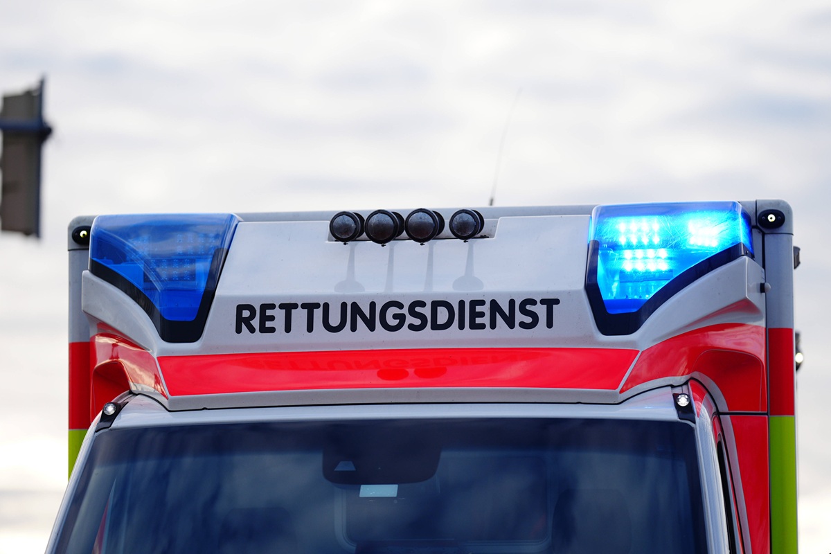 Rettungswagen mit Blaulicht.