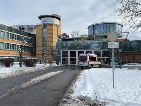 SCREENSHOT - 05.01.2026, Berlin: Außenansicht von dem Unfallkrankenhaus Berlin (ukb). 40 Menschen sind bei dem Feuer in einer Bar in Crans-Montana ums Leben gekommen. Die Überlebenden haben teils schwere Verletzungen erlitten - auch ein 18-Jähriger, der jetzt in Berlin behandelt wird. (zu dpa: «Opfer aus Crans-Montana wird in Berlin behandelt») Foto: Lutz Deckwerth/dpa +++ dpa-Bildfunk +++