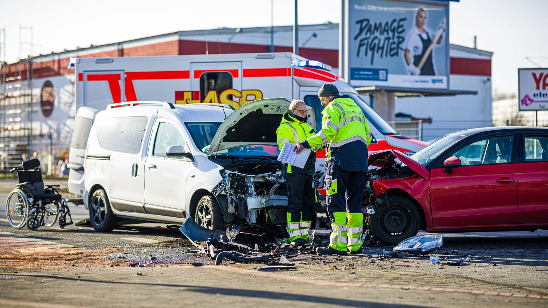 Unfallort in Hannover: Auf einer Kreuzung kollidieren zwei Autos, eine Frau stirbt.