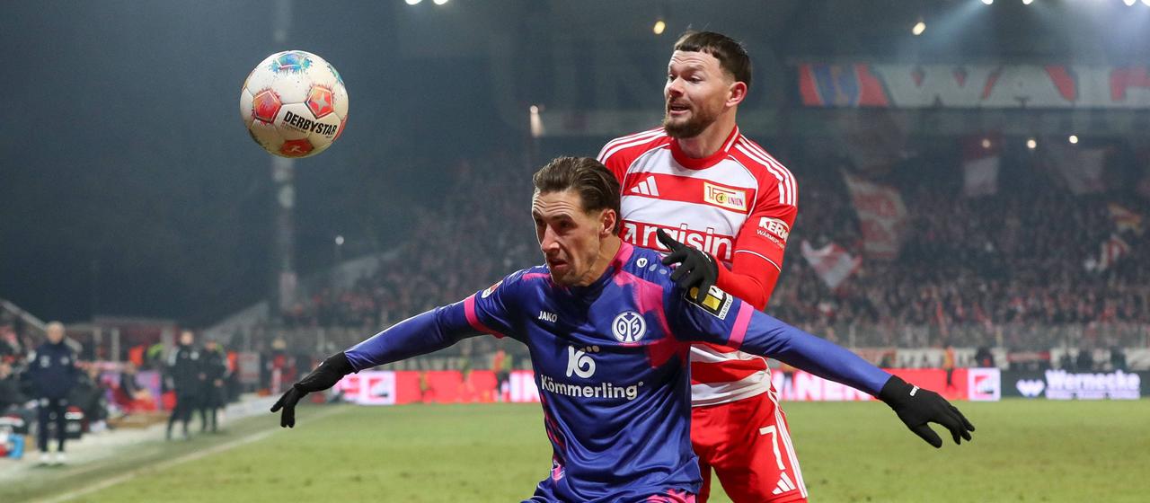 Mainz Dominik Kohr im Zweikampf mit Union Berlins Oliver Burke