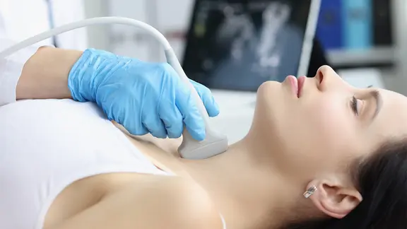 Eine Frau wird per Ultraschall an der Schilddrüse untersucht. | Colourbox Eine Frau wird per Ultraschall an der Schilddrüse untersucht.