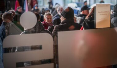 Aufgebrachte Kunden vor der Sparkassen-Filiale in Gelsenkirchen.