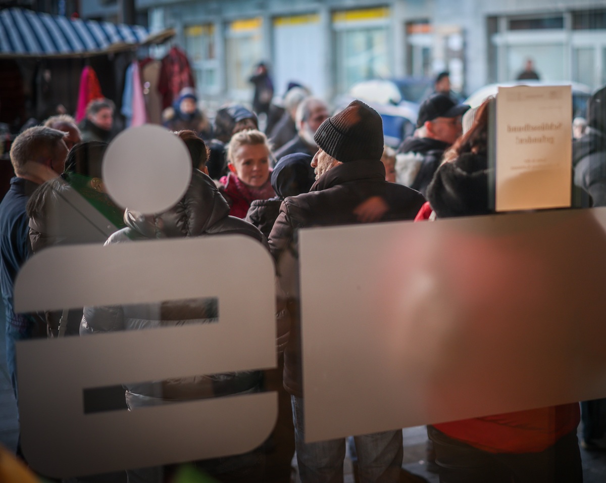 Aufgebrachte Kunden vor der Sparkassen-Filiale in Gelsenkirchen.