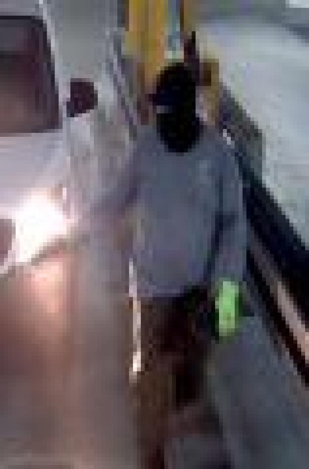 Einer der Einbrecher trug auffällig gelbe Handschuhe.