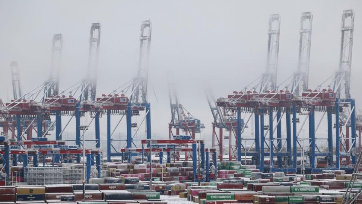 Boyens Medien - Schnee und Eis stören Umschlag im Hamburger Hafen