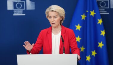 Brüssel: Die Präsidentin der Europäischen Kommission, Ursula von der Leyen, gibt während einer Pressekonferenz am EU-Hauptsitz in Brüssel eine Erklärung ab.