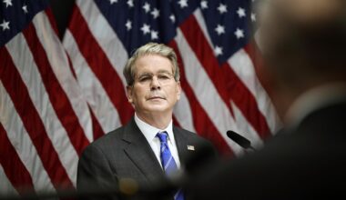 US-Finanzminister Bessent steht vor mehreren US-Flaggen.