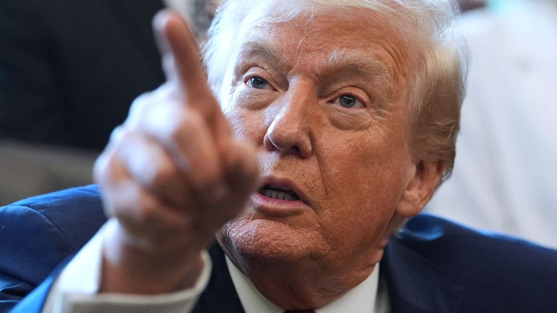 US-Präsident Donald Trump zeigt auf einen Reporter, der ihm eine Frage stellt.