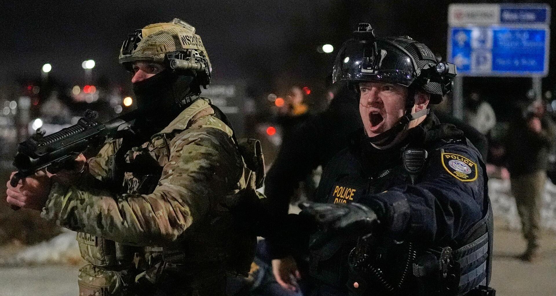 Minneapolis: Bundesbeamte der Einwanderungsbehörde konfrontieren Demonstranten vor dem Bishop Henry Whipple Federal Building in Minneapolis.