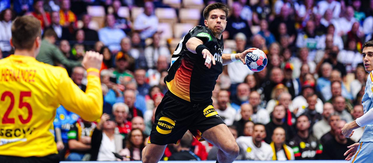 Renars Uscins wirft auf das spanische Tor | IMAGO / Eibner Renars Uscins wirft auf das spanische Tor