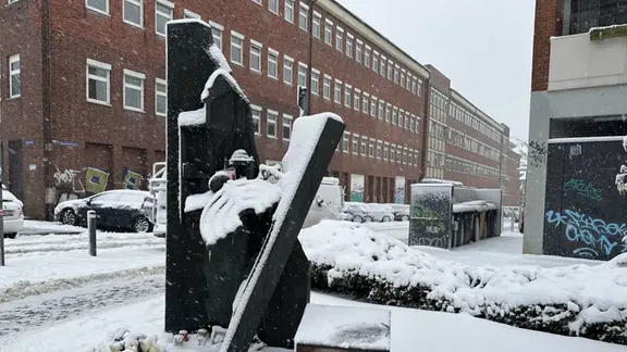 Zerstörtes Mahnmal in Kiel im Schnee.