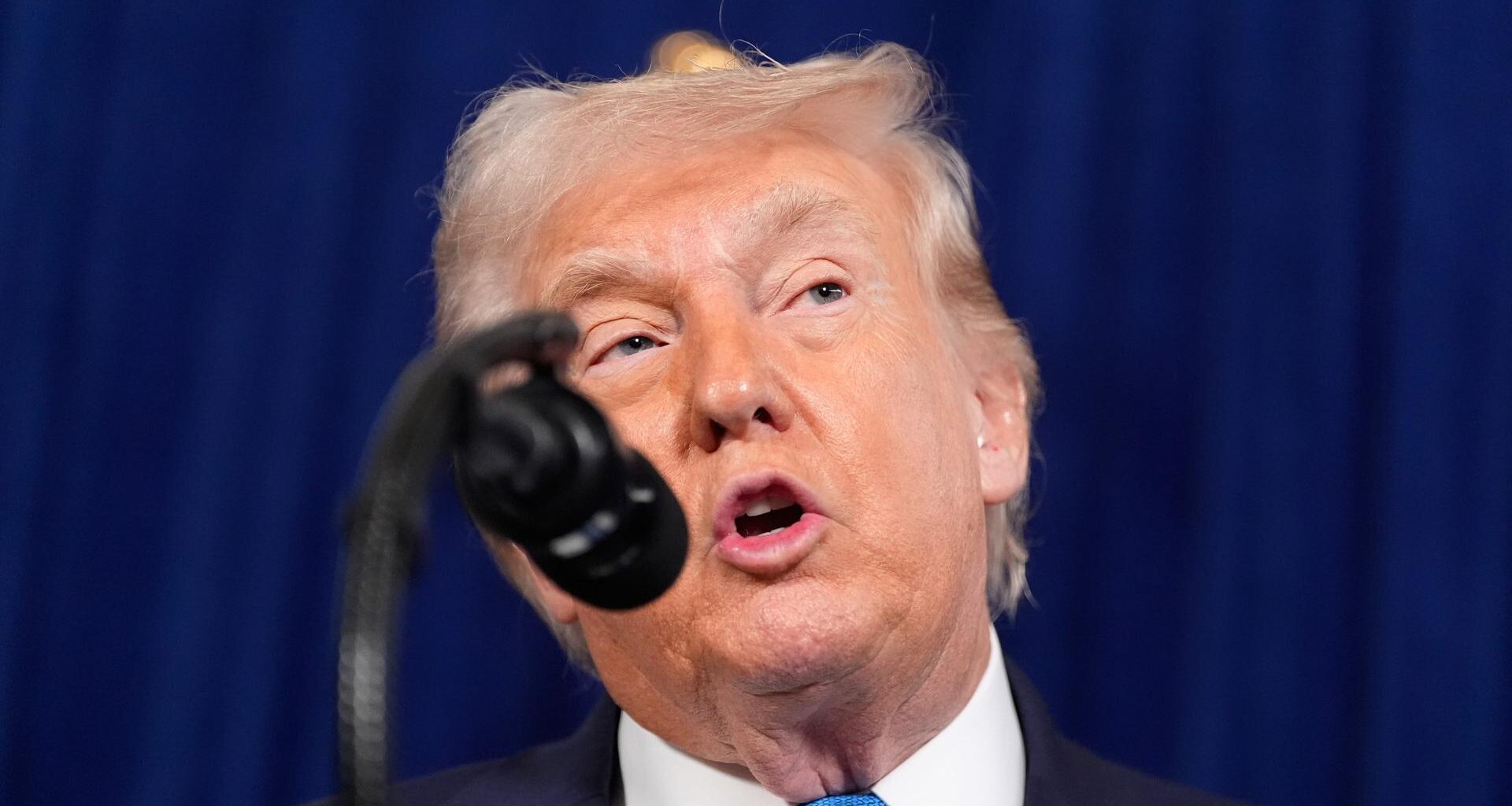 US-Präsident Donald Trump spricht in ein Mikrofon.