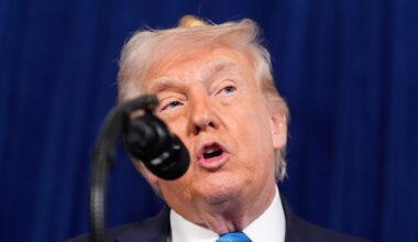 US-Präsident Donald Trump spricht in ein Mikrofon.