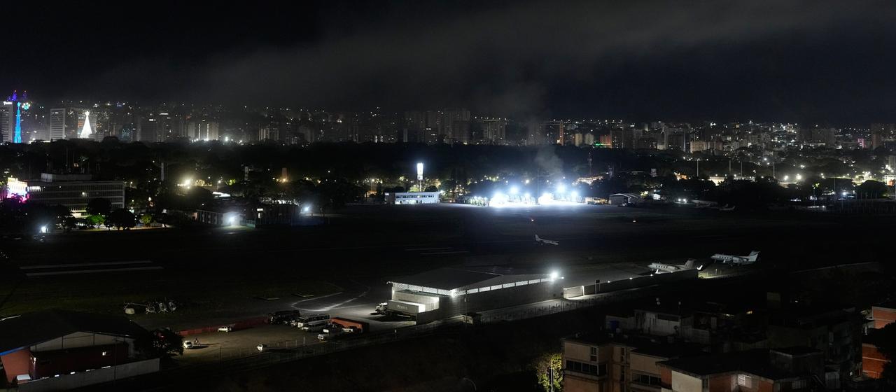 Über einem Flughafen der venezolanischen Hauptstadt Caracas steigt Rauch auf. | dpa Über einem Flughafen der venezolanischen Hauptstadt Caracas steigt Rauch auf.