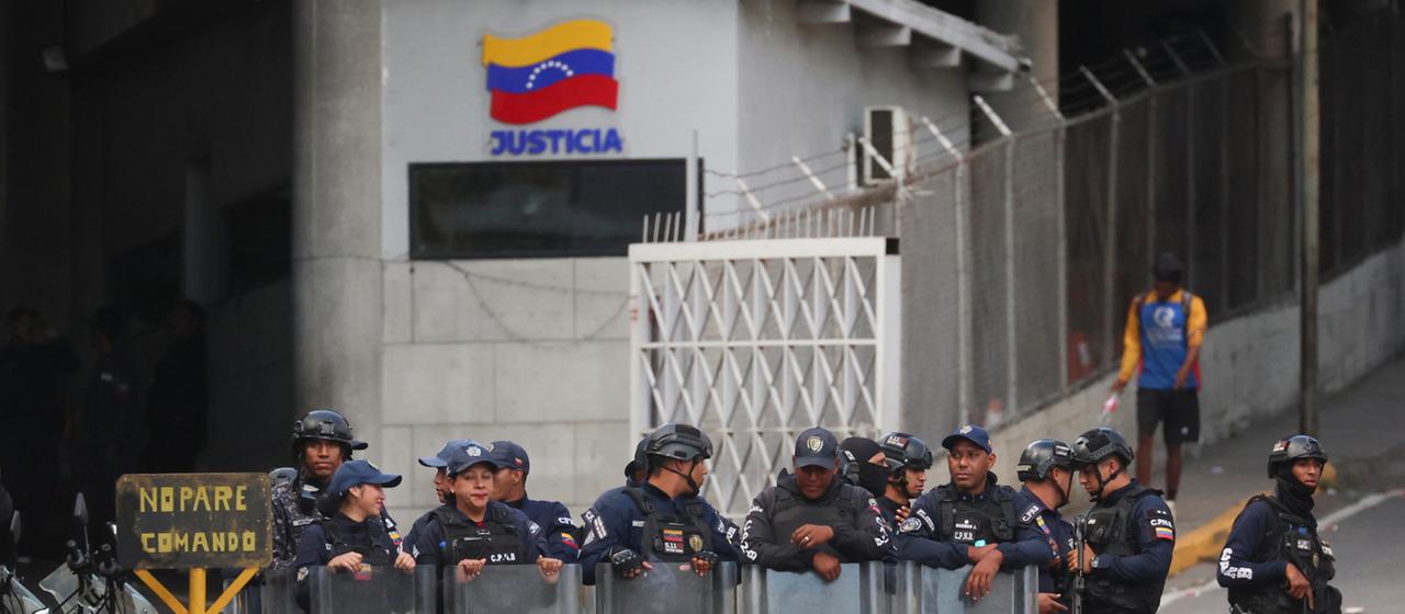 Venezolanische Polizisten bewachen ein Gefängnis.