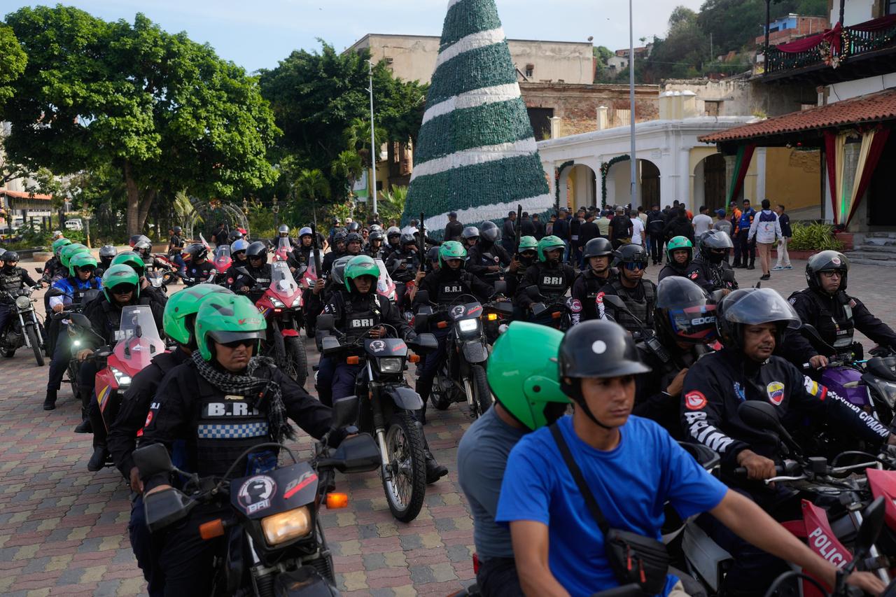 Etwa 30 Polizisten auf Motorrädern fahren nebeneinander.