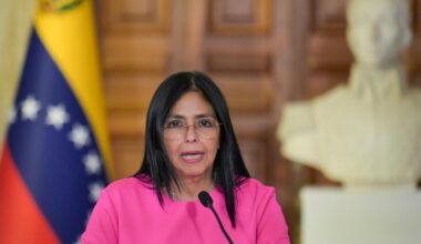 Delcy Rodriguez spricht bei einer Pressekonferenz in Caracas, im Hintergrund ist eine venezolanische Flagge zu sehen.