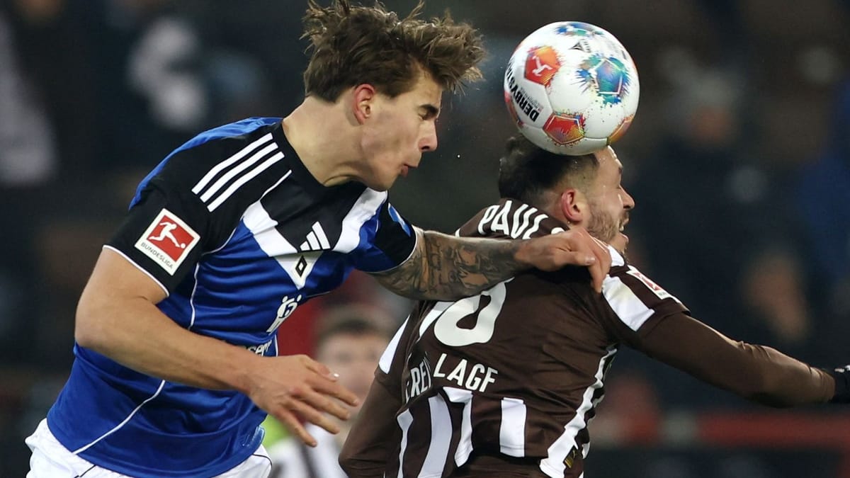 Verbissener Zweikampf: Hamburgs Vušković (li.) beim Kopfballduell mit St. Paulis Pereira.
