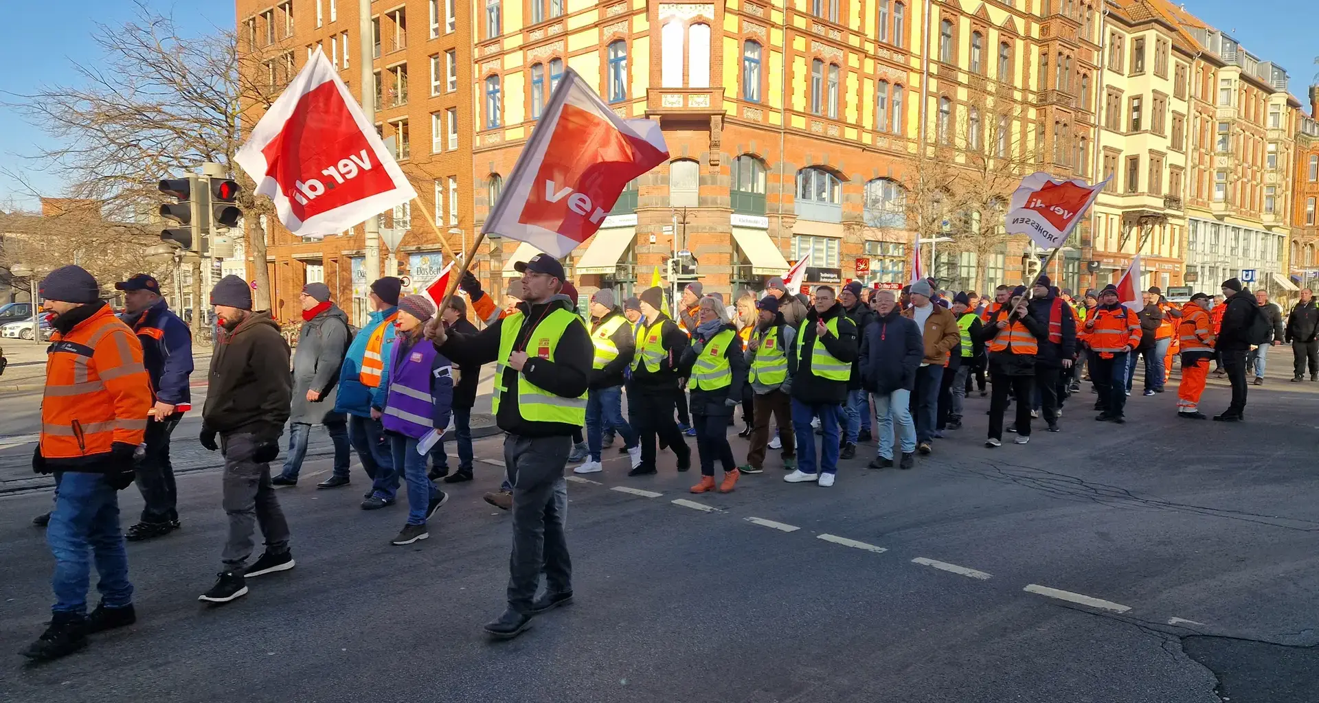 Warnstreik trifft Verkehr: Brücken und Tunnel im Norden gesperrt