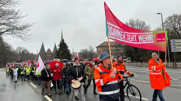Demozug Ver.di Lübeck | NDR, Hauke Bülow Demozug Ver.di Lübeck