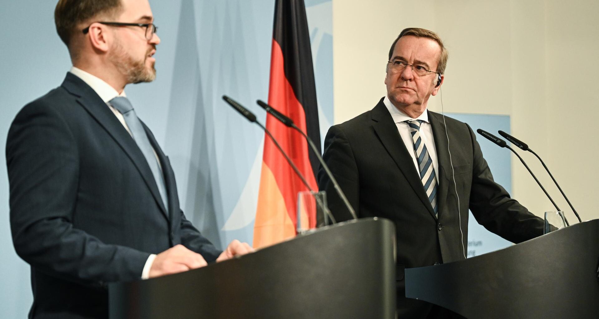 Boris Pistorius (SPD), Bundesminister der Verteidigung, und der litauische Verteidigungsminister Robertas Kaunas geben ein Pressestatement.