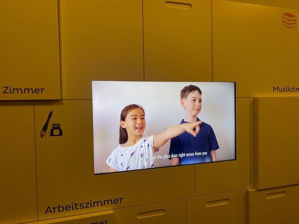 Themenspezial Privatschulen & Internate, ET 30.1
Video am Eingang des Schumann-Hauses
Foto: Dorothee Nolte