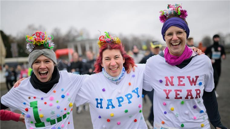 Viele Läufer und Läuferinnen gehen beim Silvesterlauf in Hannover verkleidet an den Start.  - Foto: Julian Stratenschulte