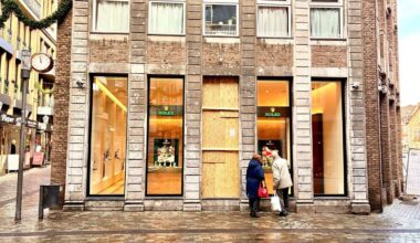 Spuren eines versuchten Einbruchs: Die Täter scheiterten am Panzerglas.