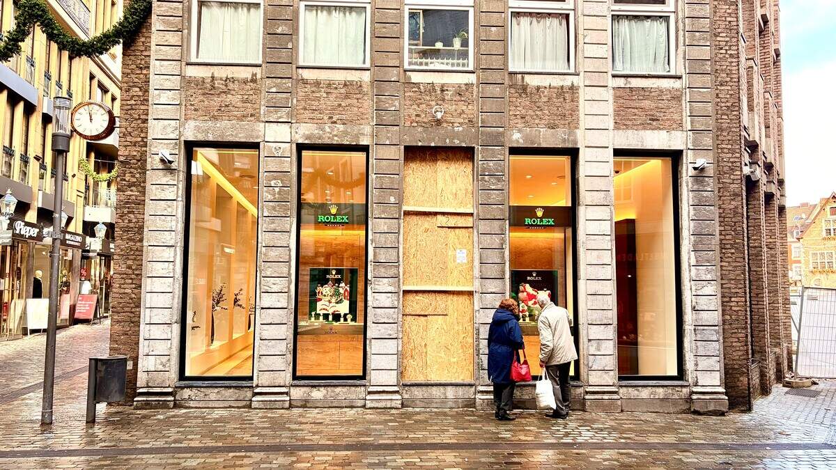 Spuren eines versuchten Einbruchs: Die Täter scheiterten am Panzerglas.