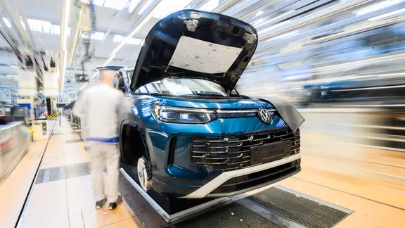 Ein Mitarbeiter arbeitet im VW Stammwerk an einem Neuwagen Volkswagen Tayron