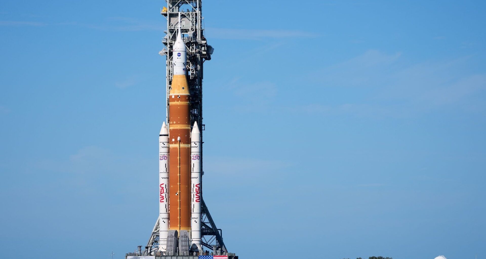 „Artemis 2“: Raketensystem für Mondmission auf Startplatz gerollt - Handelsblatt