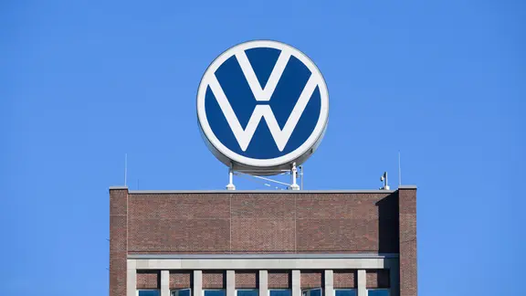 Das VW-Logo steht auf dem Markenhochhaus in Wolfsburg.