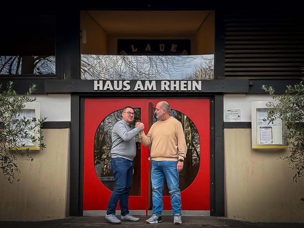 Staffelübergabe: Rheinauen-Wirt Dirk Dötsch (r.) übernimmt das Haus Am Rhein und den Biergarten Zum Blauen Affen vom bisherigen Betreiber Sino Slavicek.