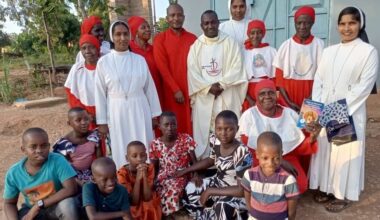 Tische und Stühle für Schulkinder in Tansania