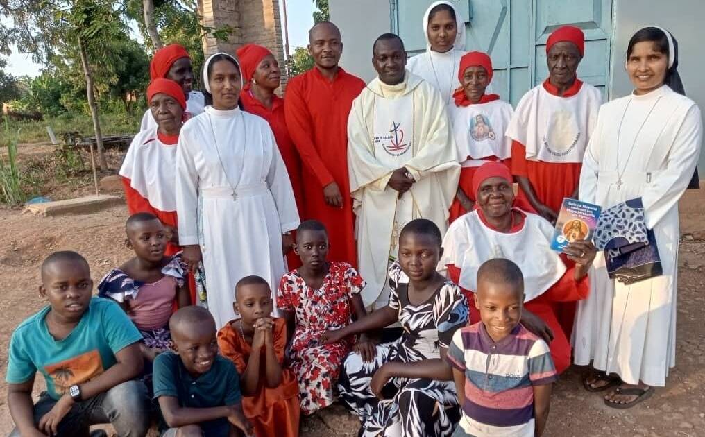 Tische und Stühle für Schulkinder in Tansania